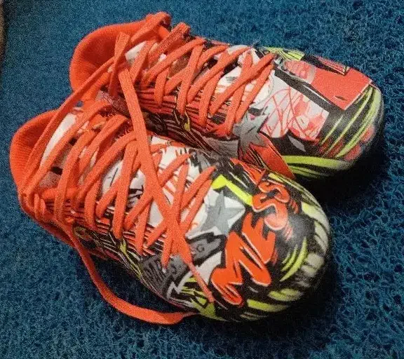 استوک ورزشی مخصوص چمن|کیف، کفش، کمربند|زارچ, |دیوار