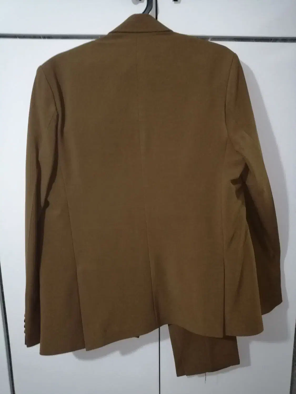 کت و شلوار نو|لباس|صومعه‌سرا, |دیوار