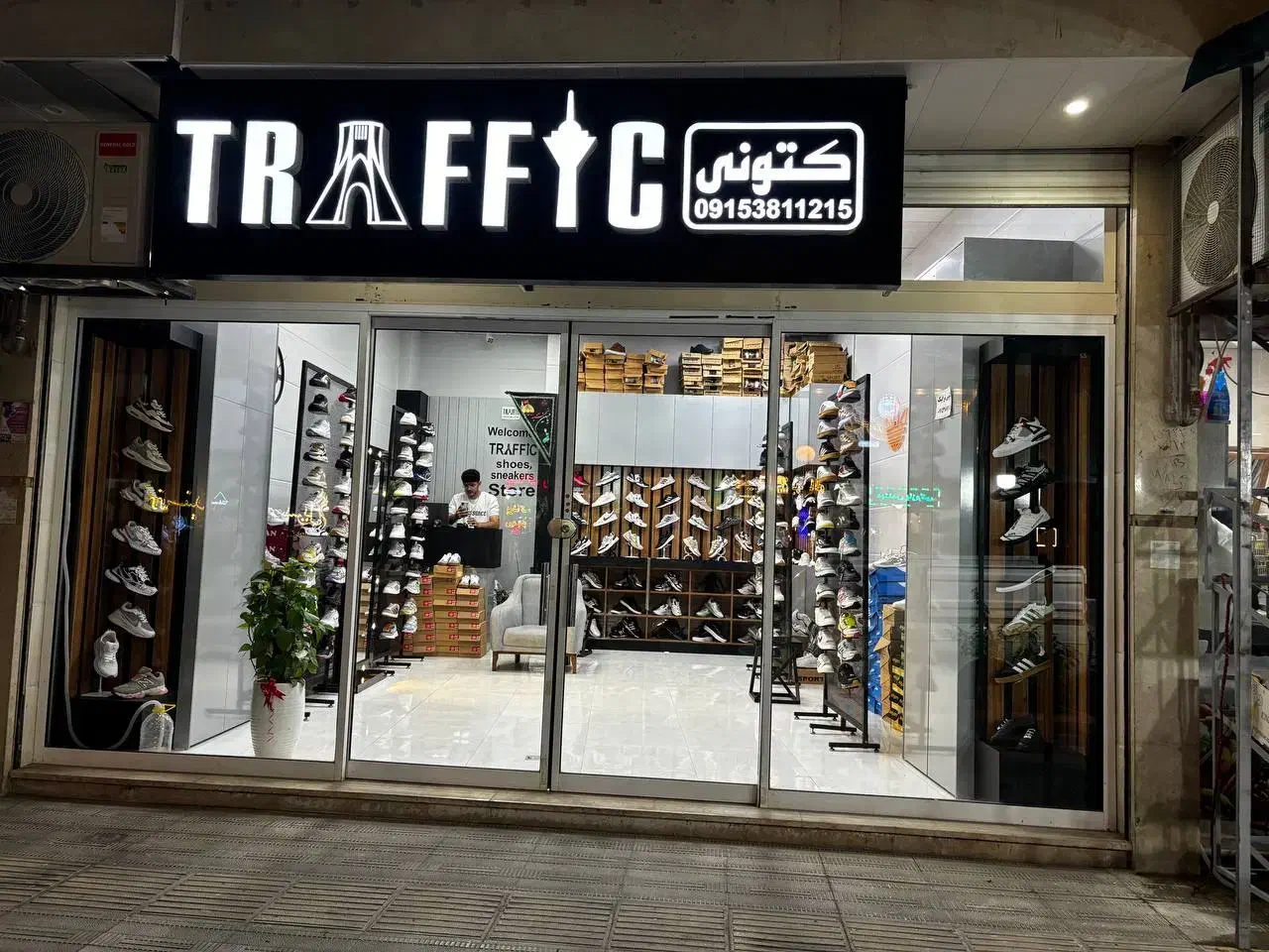 ویترین کفش و کتونی|فروشگاه و مغازه|درگز, |دیوار