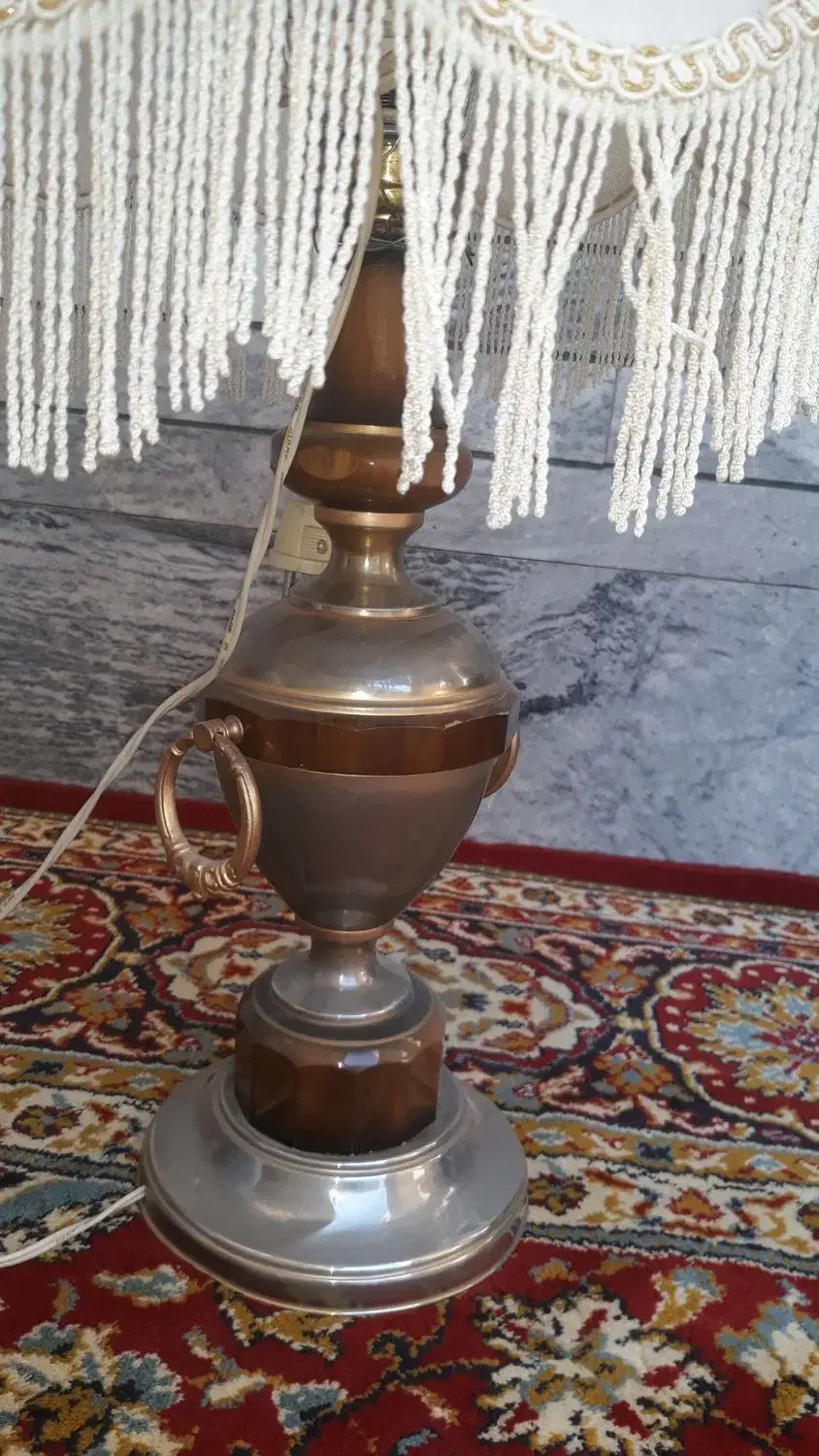چراغ خواب|چراغ خواب و آباژور|قم, شاه احمد قاسم|دیوار
