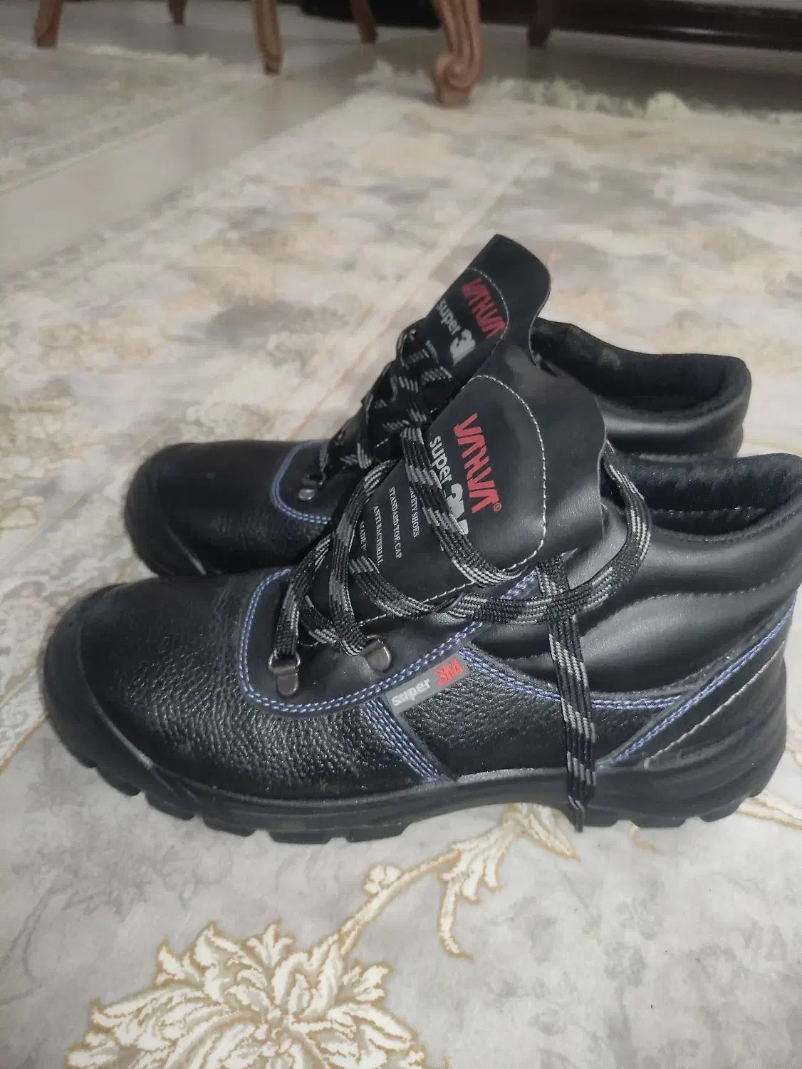 سه جفت کفش ایمنی مارک یحیی. و نگهبان|کیف، کفش، کمربند|ری, سرتخت|دیوار