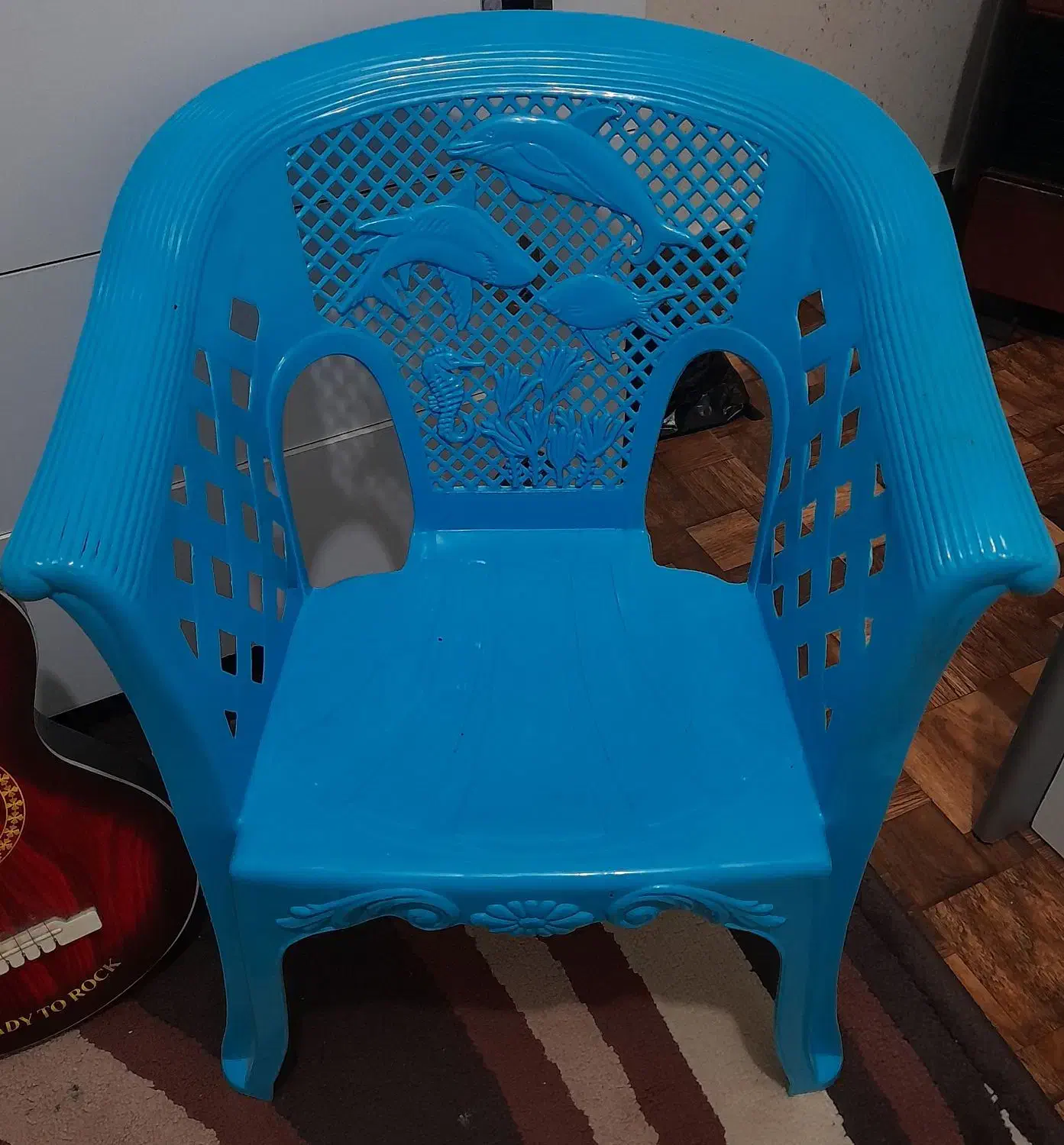 صندلی و گیتار|تخت و صندلی بچه|بندر انزلی, گیلار|دیوار