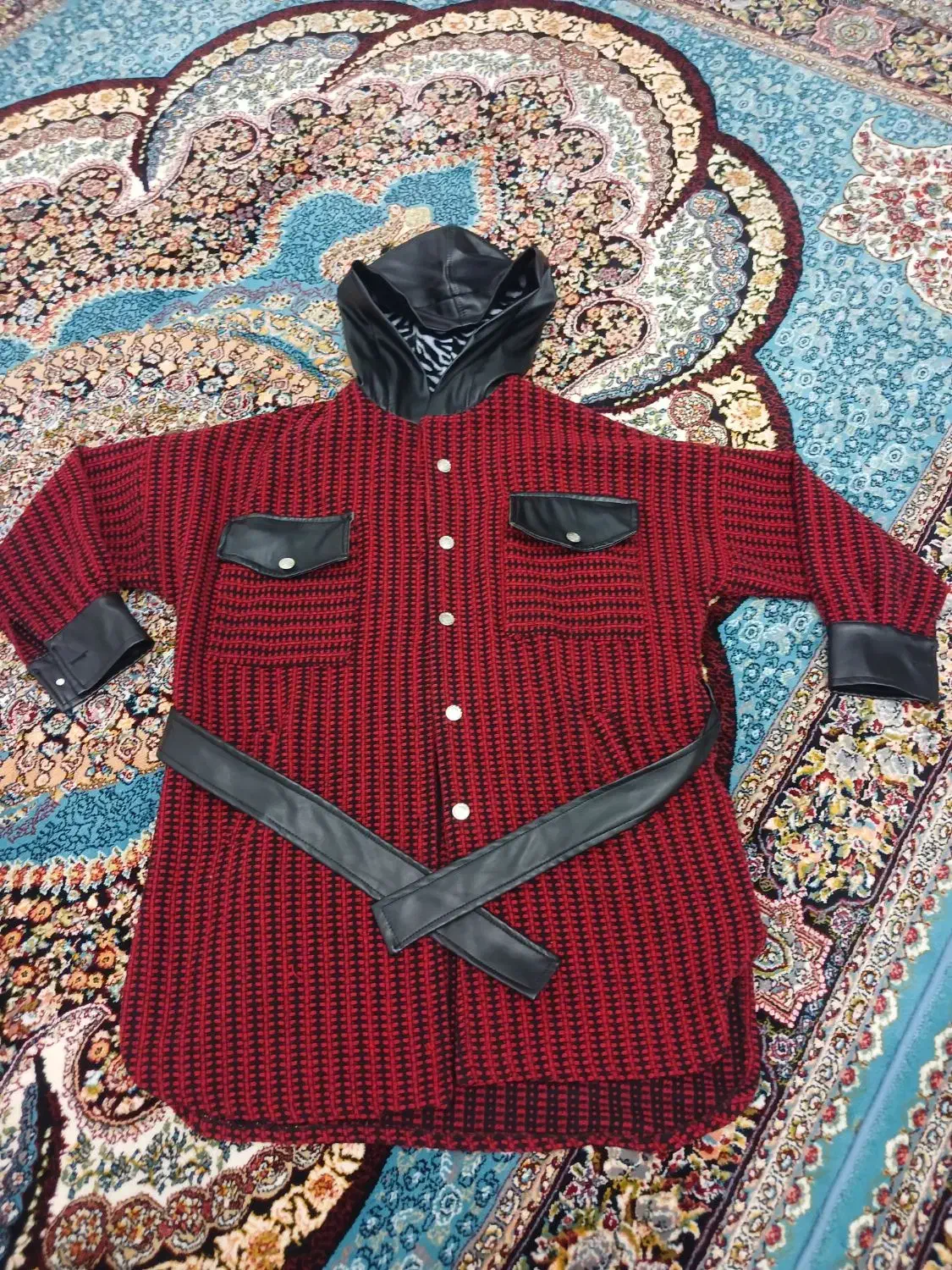 پالتو بافت|لباس|کنگاور, |دیوار