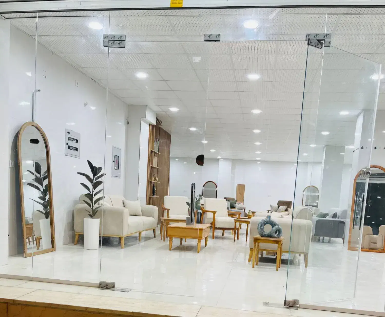 استخدام فروشنده مبلمان دکولایف|استخدام بازاریابی و فروش|بندر دیر, |دیوار