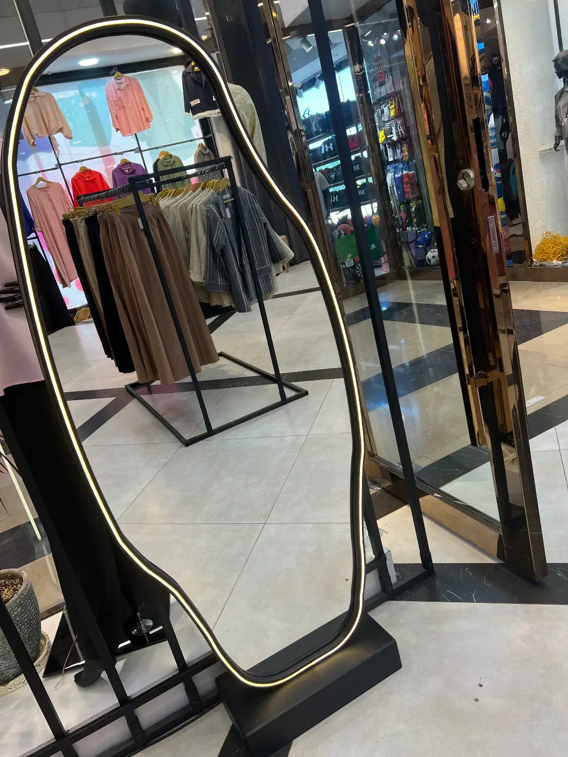 آینه قدی چراغ دار|آینه|بندر انزلی, آذربایجان|دیوار