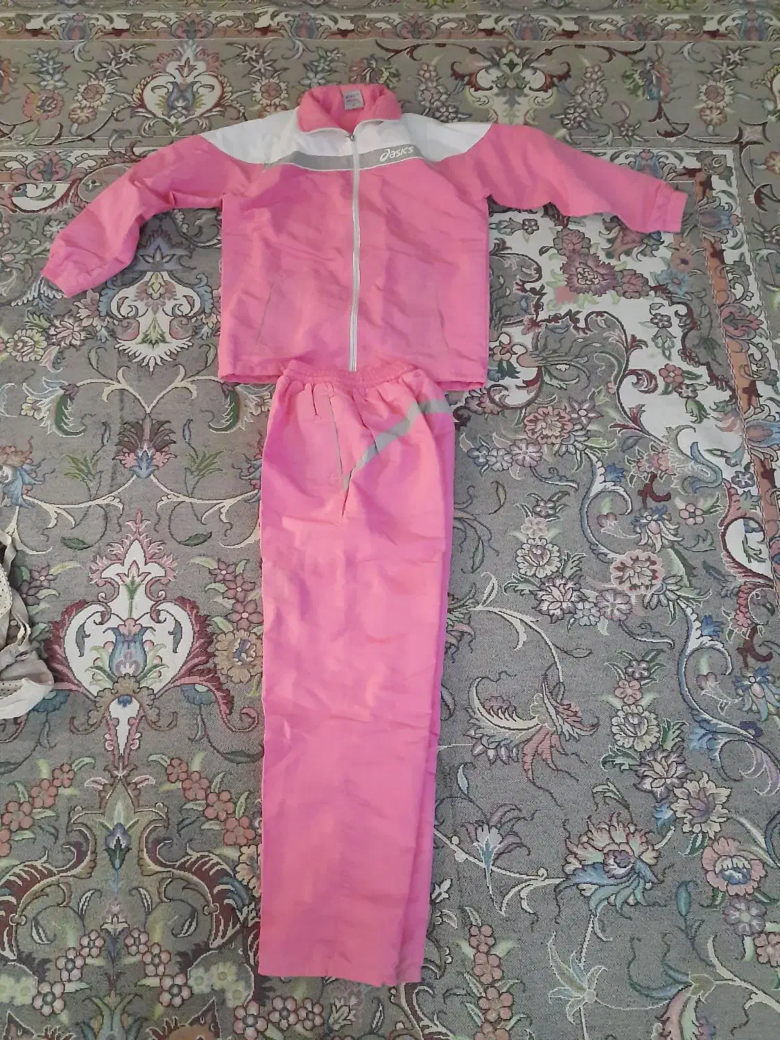 گرمکن ورزشی دخترانه|لباس|فردیس, منظریه|دیوار