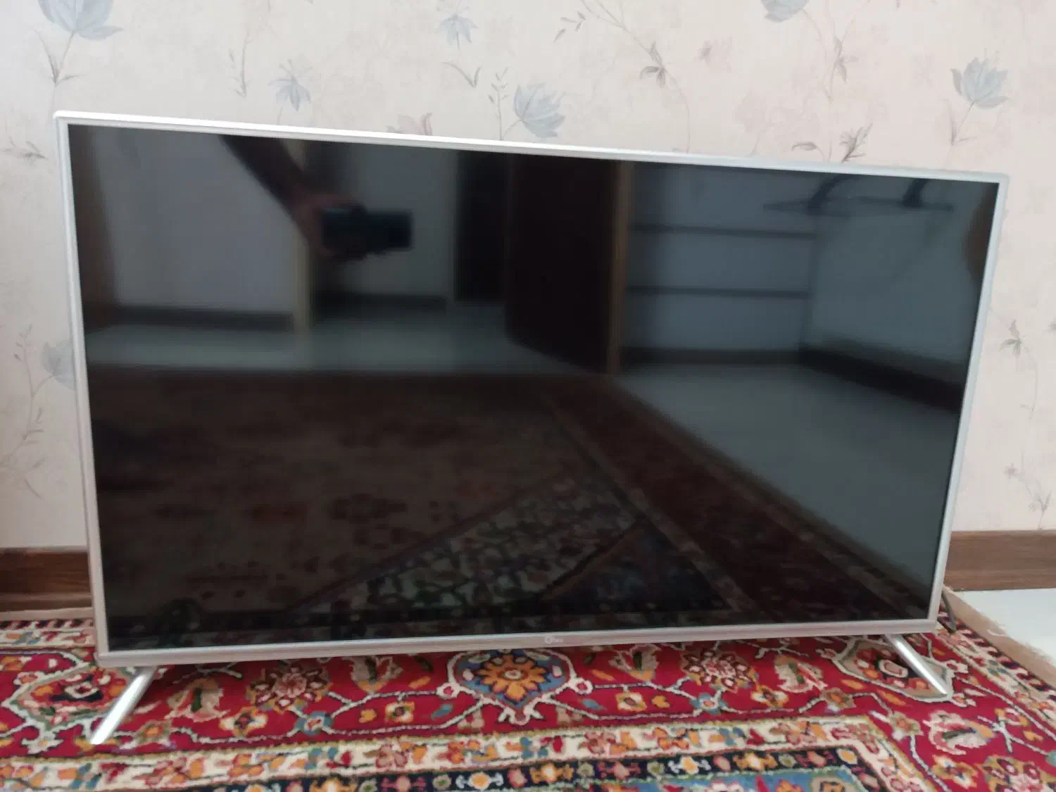 تلویزیون ۴۰ جی پلاس|تلویزیون و پروژکتور|صدرا-فارس, فاز ۱|دیوار