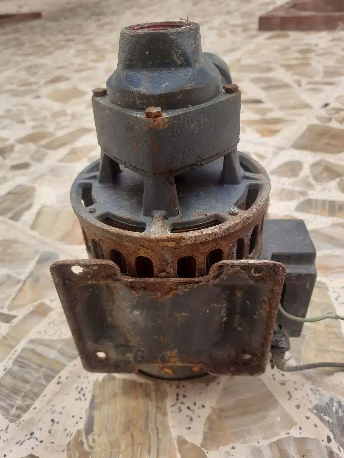 چراغ باغی وپمپ|لامپ و چراغ|صومعه‌سرا, |دیوار