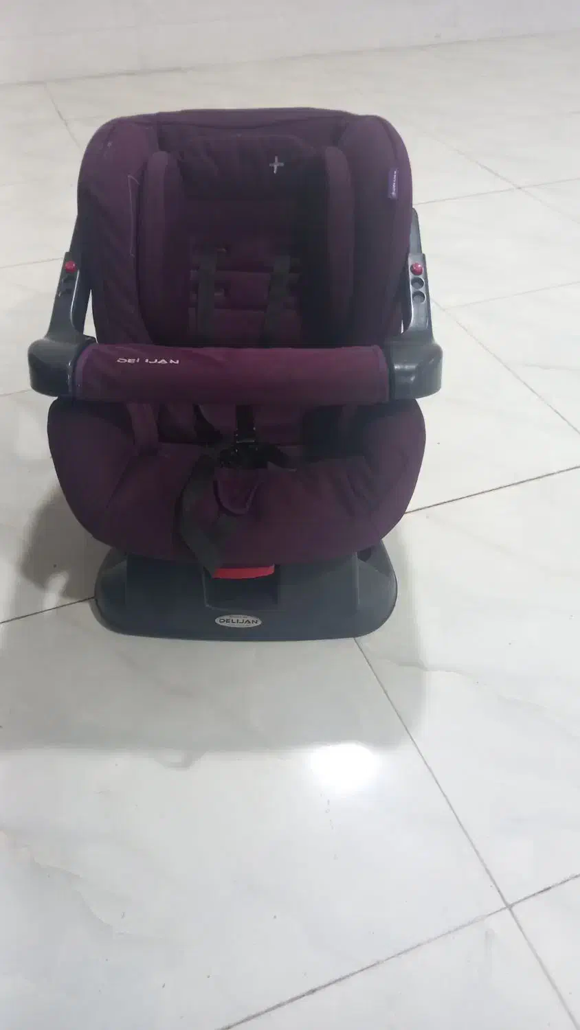 یک عددصندلی ماشین وکریر|تخت و صندلی بچه|سنندج, |دیوار