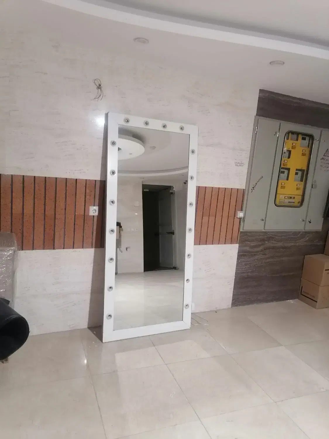 آینه قدی لامپ خور|آینه|اصفهان, باب الدشت|دیوار