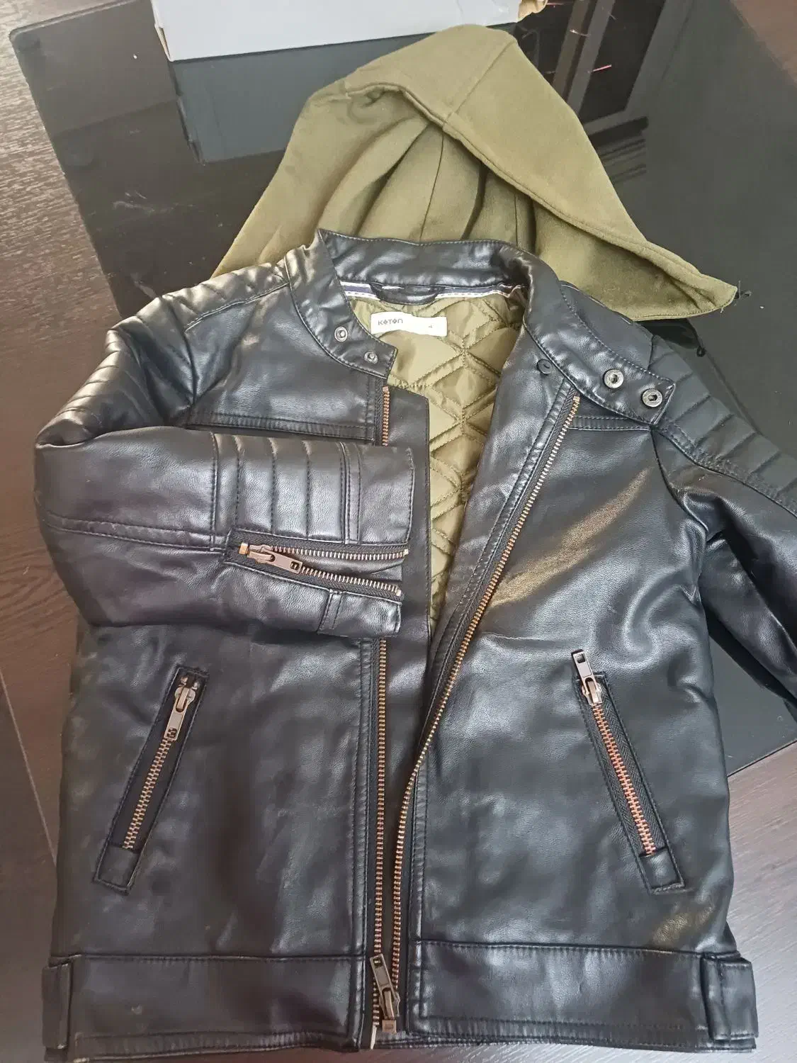 کاپشن چرم پسرانه مارک کتن مناسب 3تا 5سن|کفش و لباس بچه|تهران, نازیآباد|دیوار