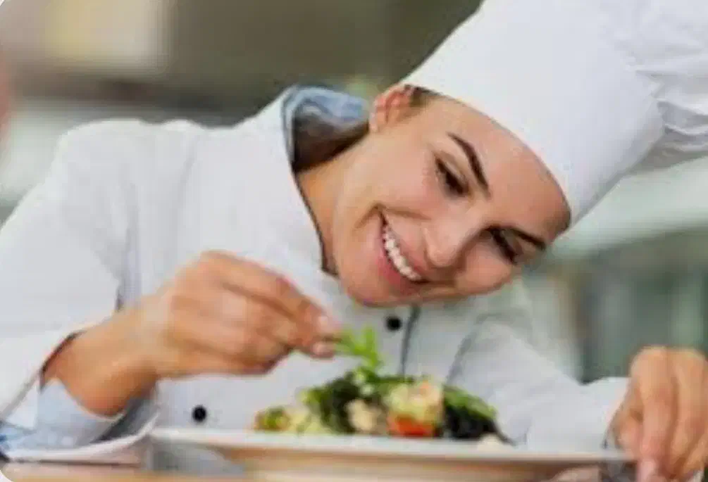 نیازمند همکار خانوم برای آشپزی|استخدام خدمات فروشگاه و رستوران|ارومیه, |دیوار