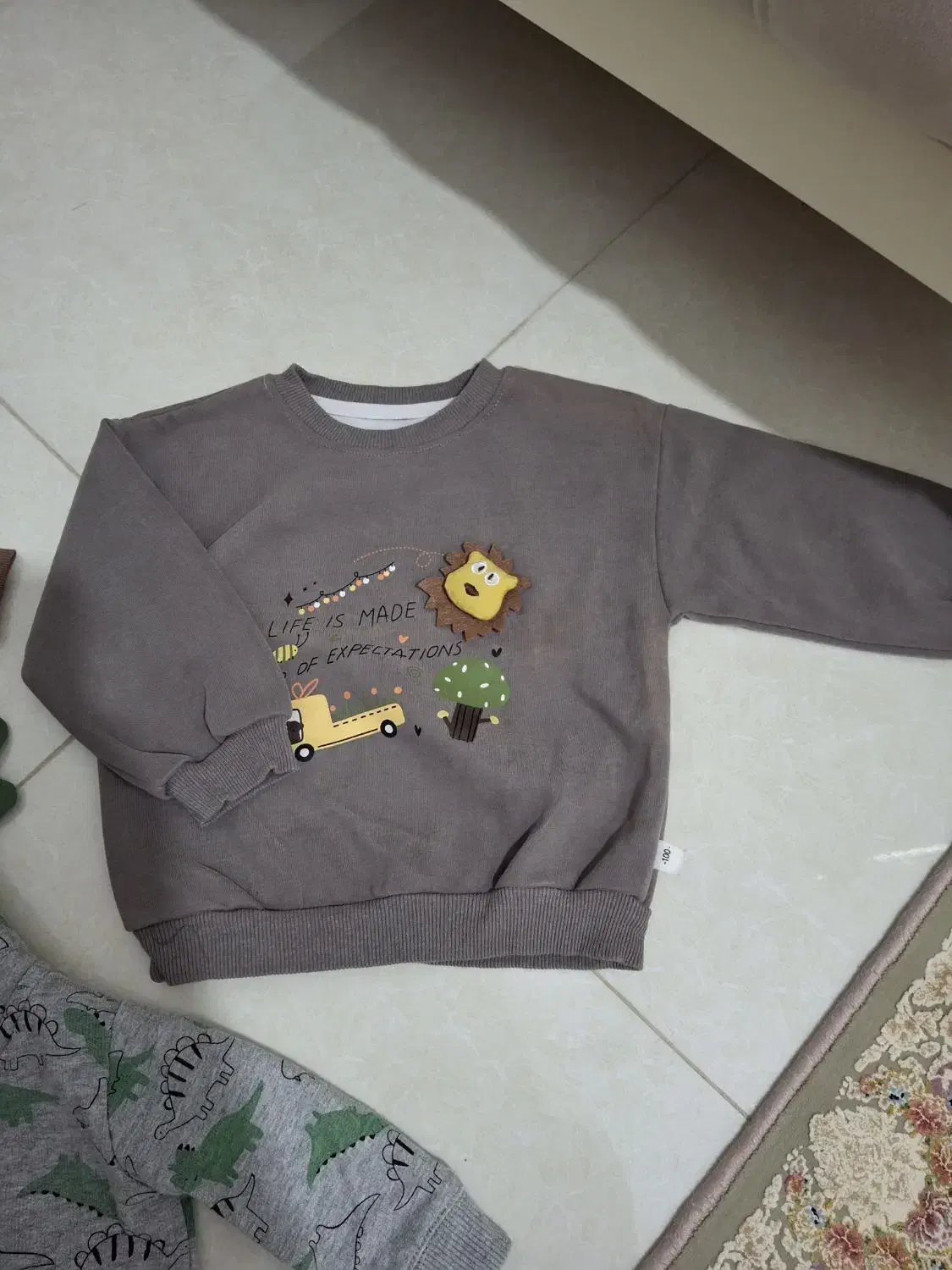 لباس بچه|کفش و لباس بچه|ساری, |دیوار