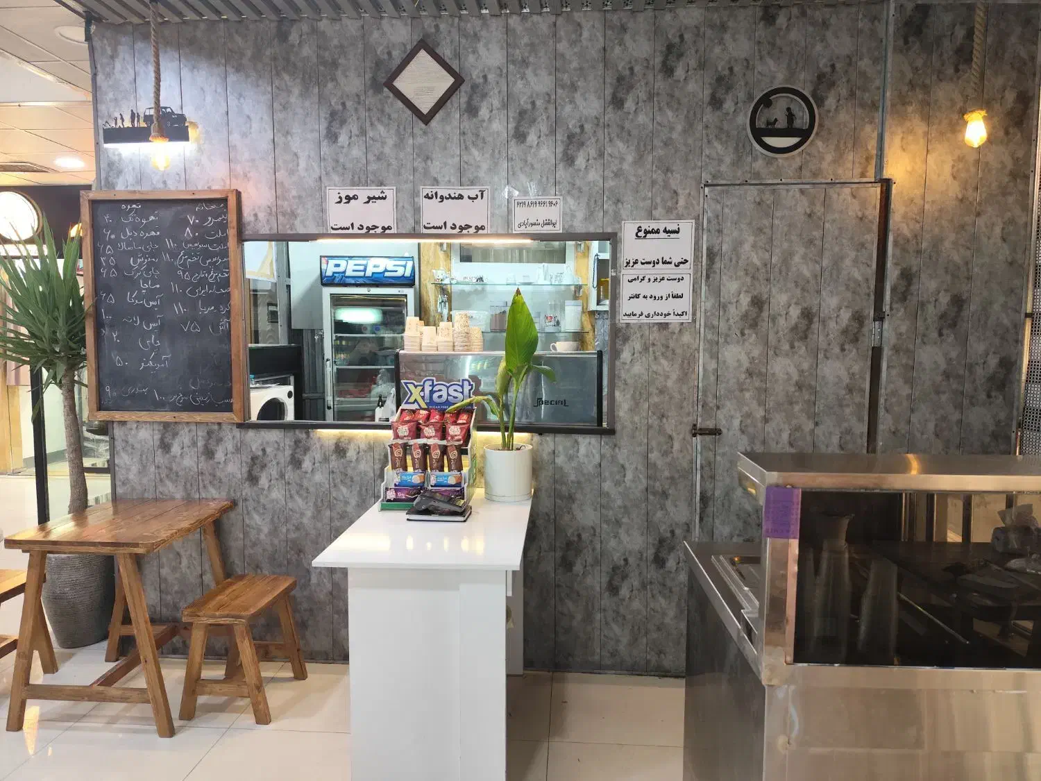 نیازمند نیروی خانم جهت کار در کافه|استخدام خدمات فروشگاه و رستوران|شیراز, لب آب|دیوار