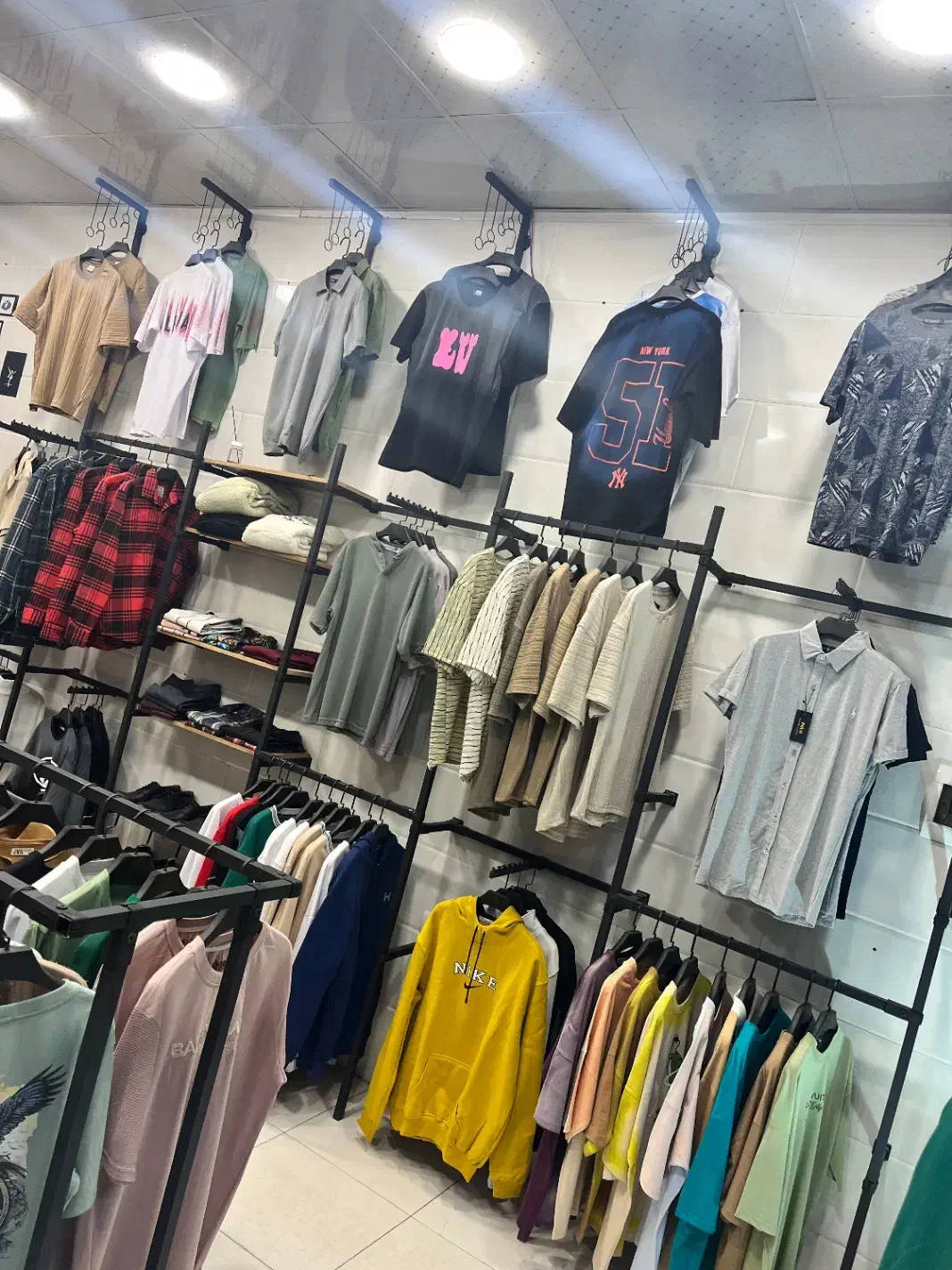 فروش فوری یکجا پوشاک + دکور و ویترین|لباس|قم, نخودی|دیوار