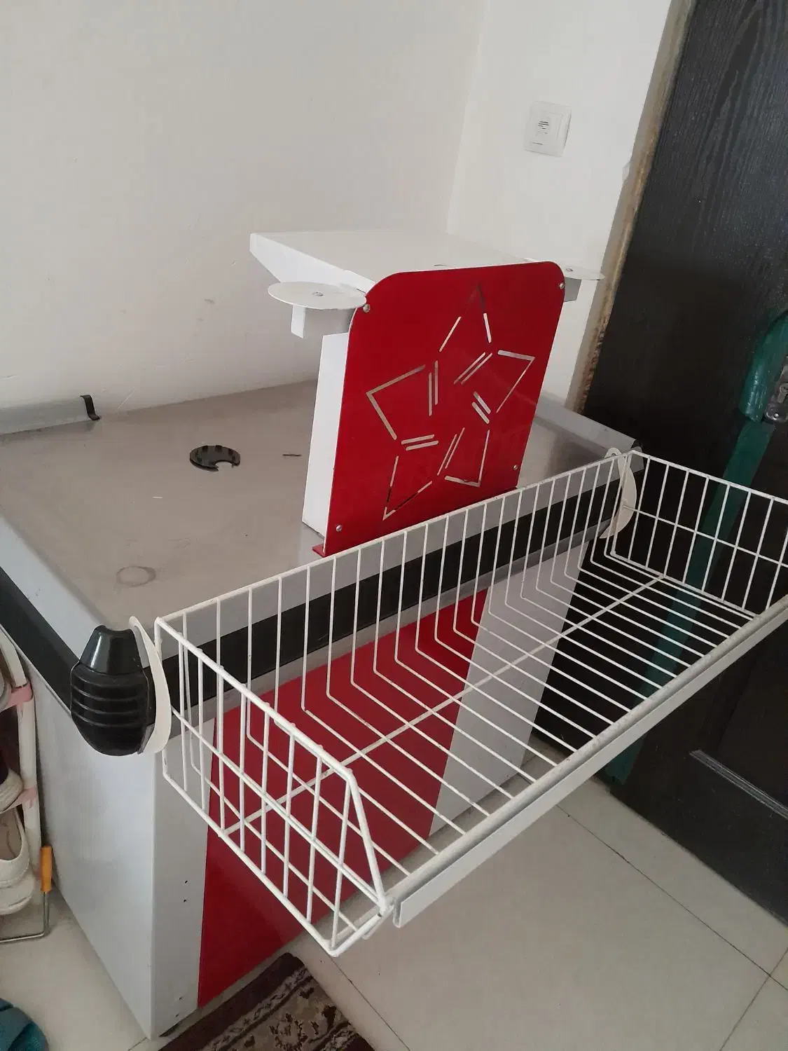 یک دستگاه میز چک اوت و ۲ عد استند چیپس و پفک|فروشگاه و مغازه|محمدشهر, شهرک پیام (مهرالبرز)|دیوار