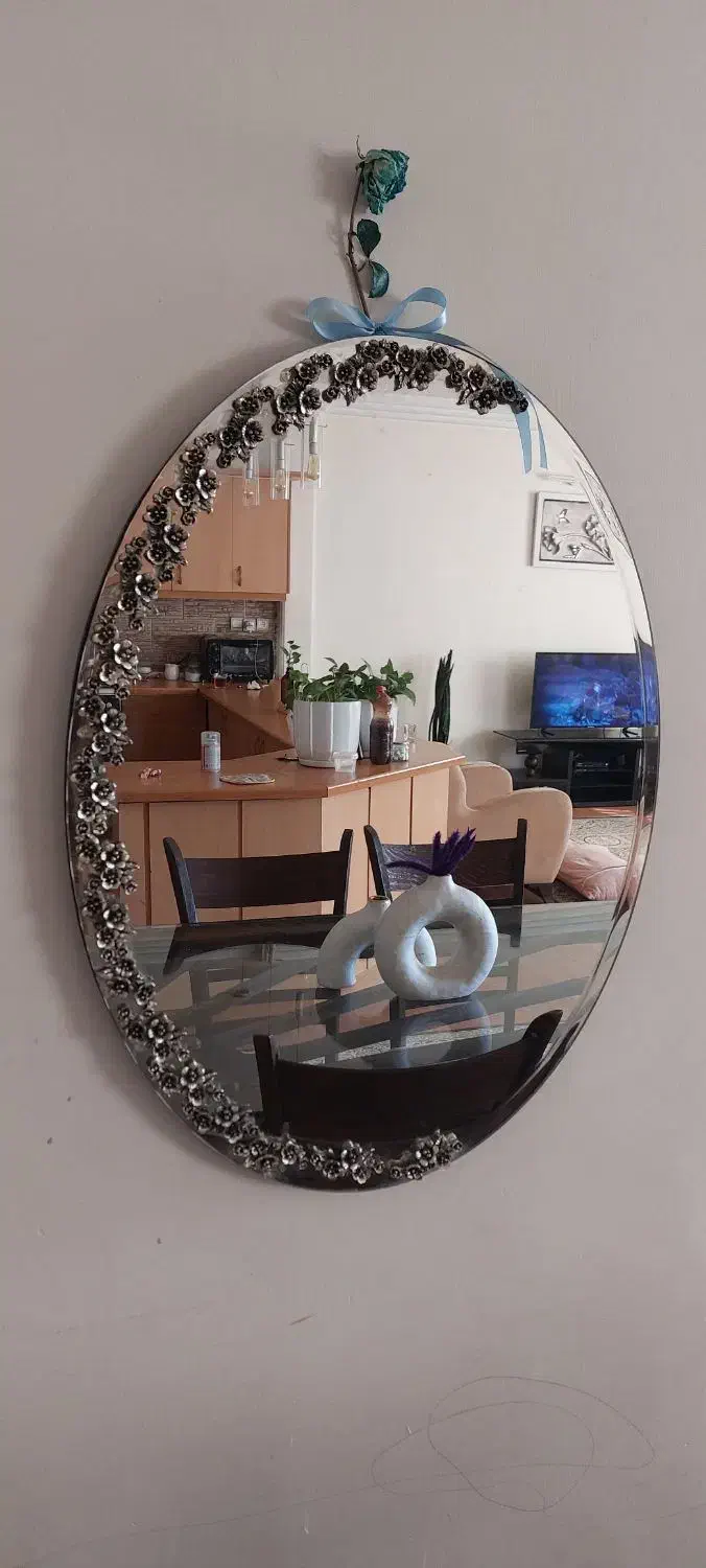 اینه|آینه|مشهد, هفت تیر (نه دره)|دیوار