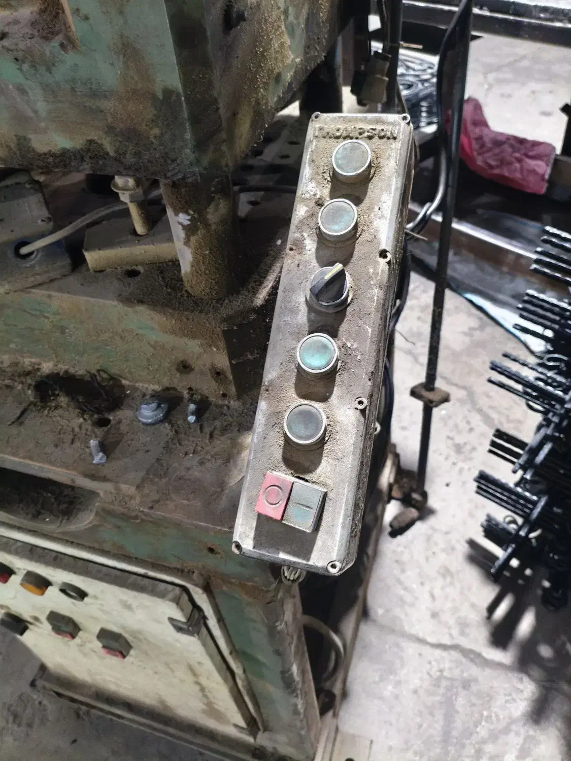 دستگاه پرس هیدرولیک|ماشین‌آلات صنعتی|رباط‌کریم, رباط‌کریم|دیوار