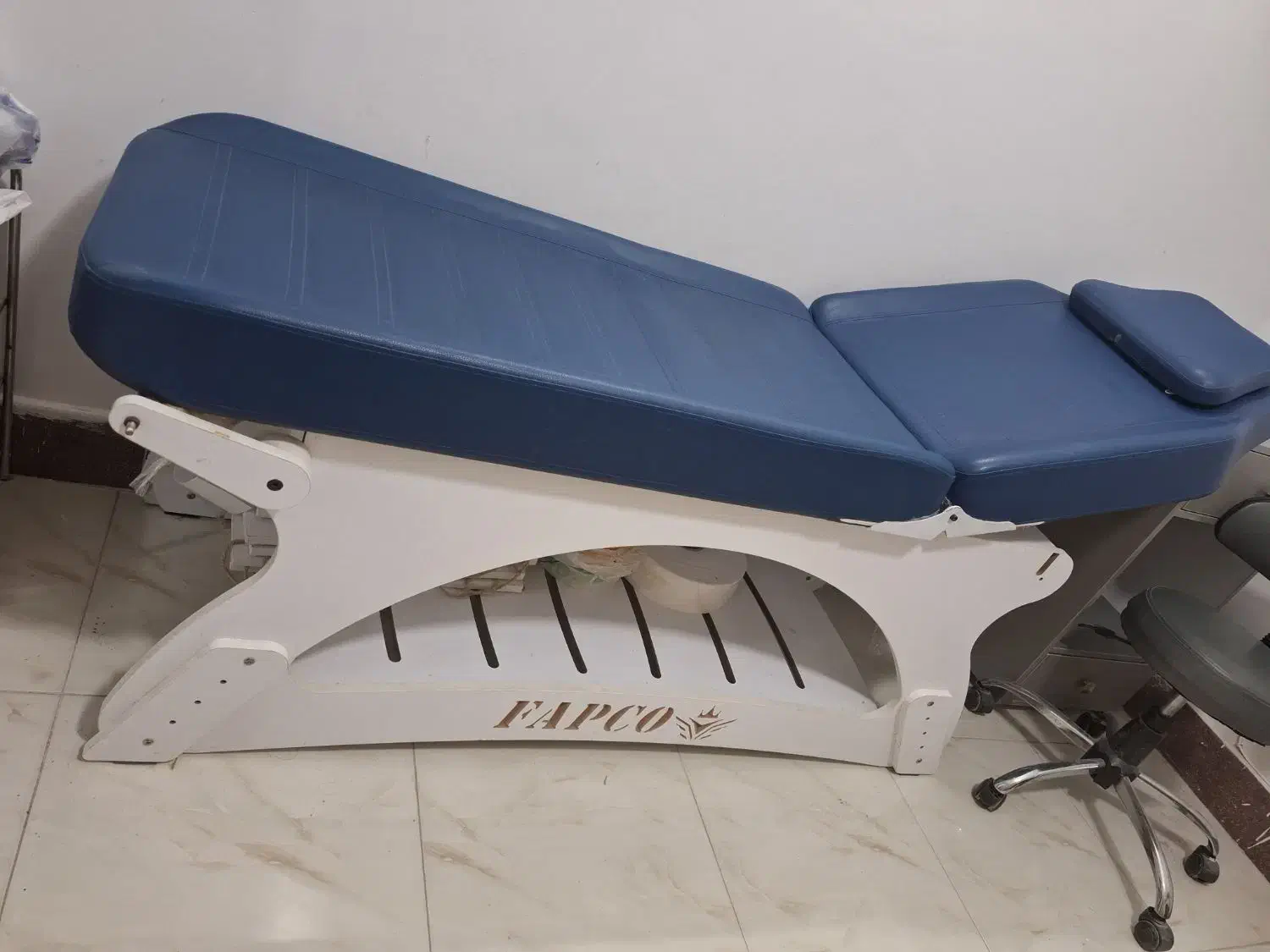 تخت فیشال|آرایشگاه و سالن‌های زیبایی|قشم, |دیوار