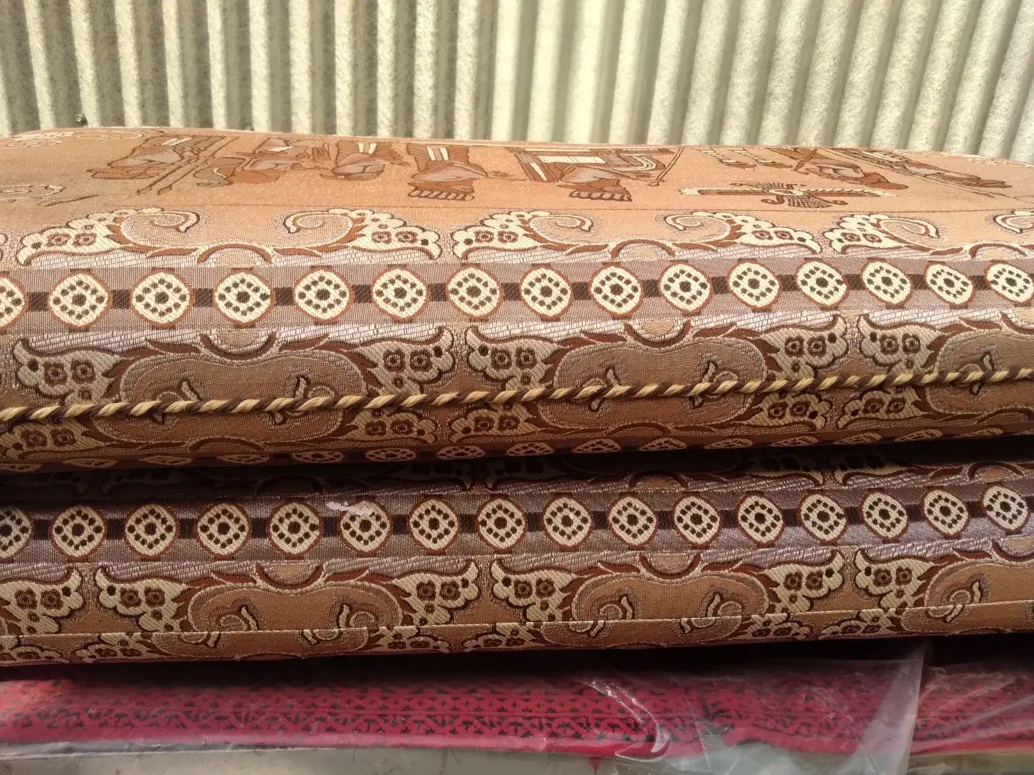 دو جفت پشتی در حد نو|پشتی|بروجرد, |دیوار