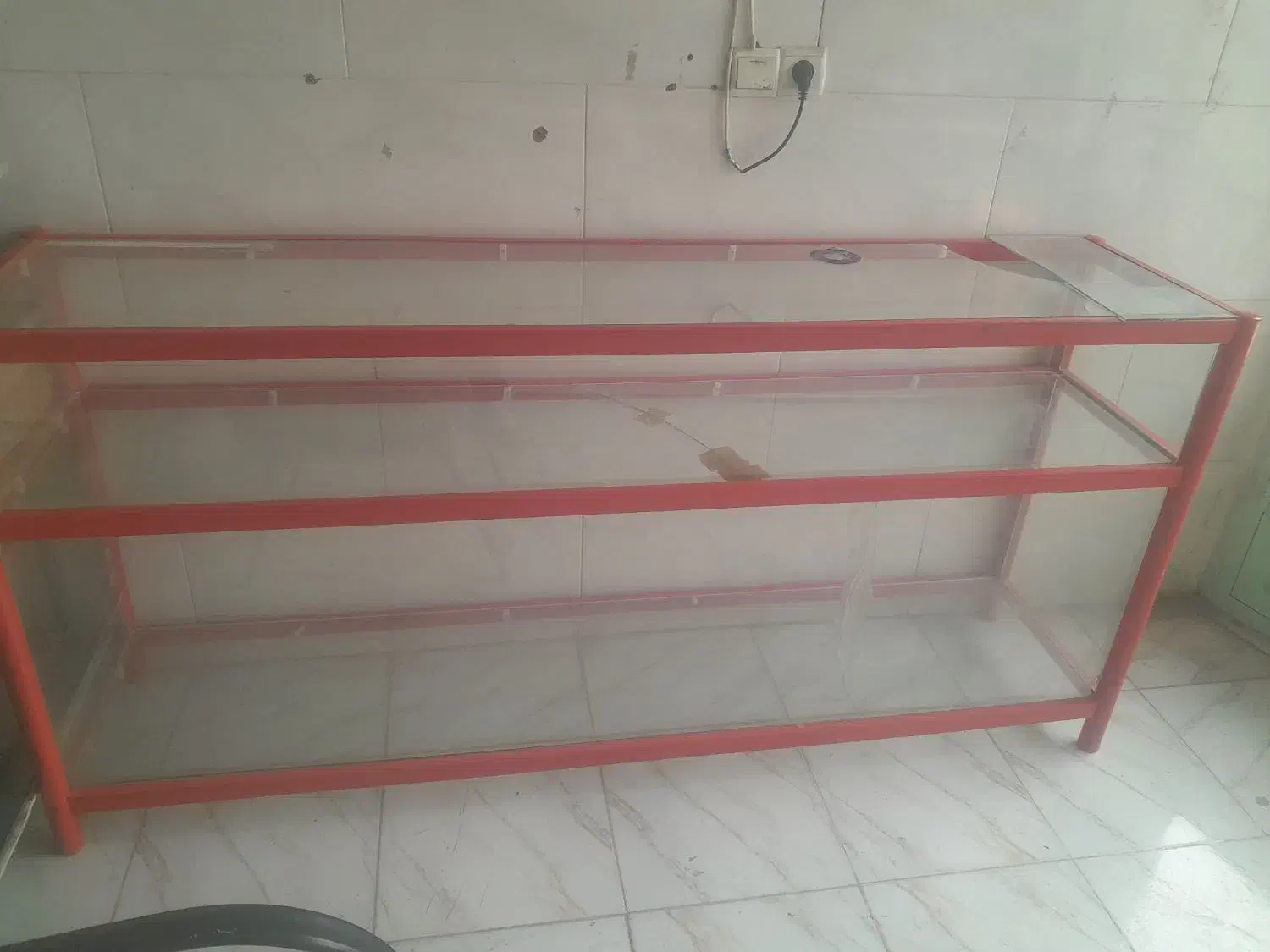 یک ویترین دومتری ترو تمیز بدون رنگ|بوفه، ویترین، کنسول|قیدار, |دیوار