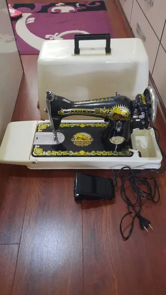 چرخ خیاطی قدیمی با جعبه|کلکسیون اشیاء عتیقه|پردیس, فاز ۲|دیوار