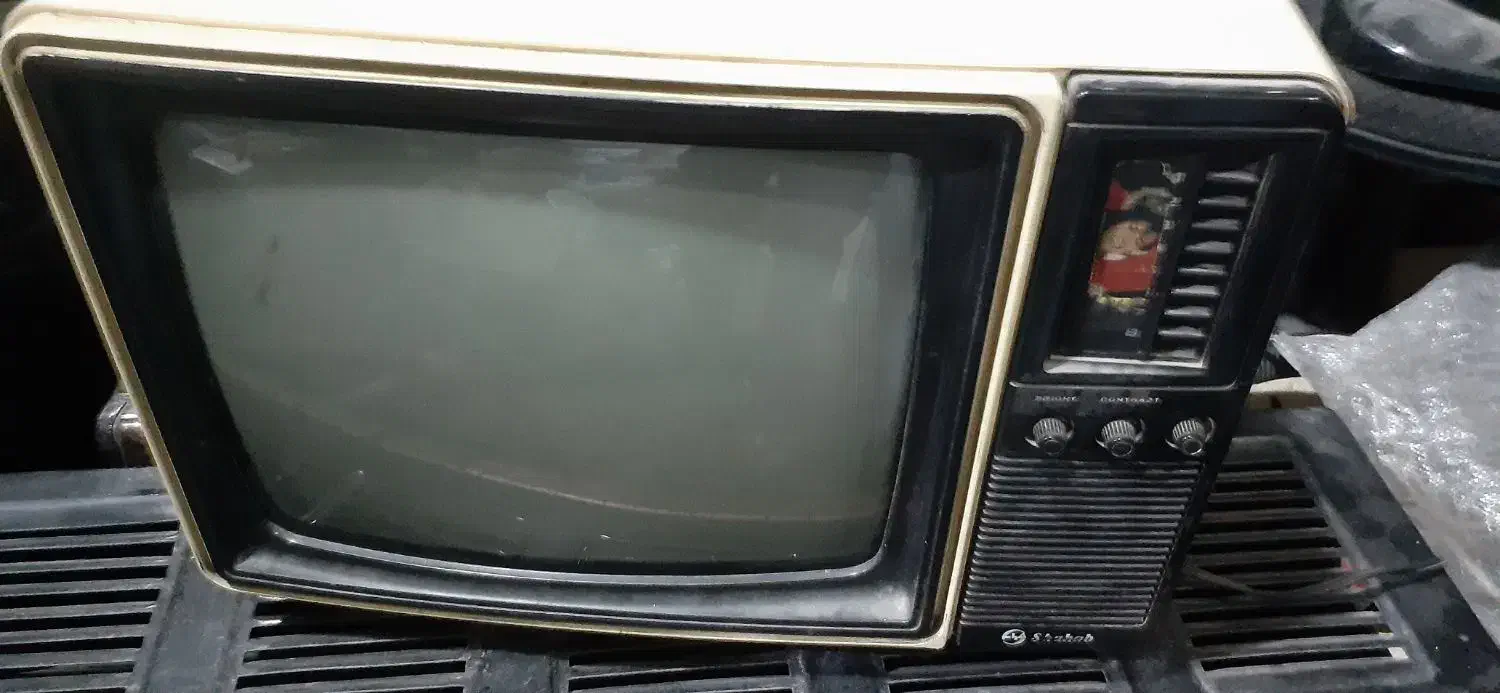 تلوزیون کوچک قدیمی در سمساری امیری|تلویزیون و پروژکتور|تبریز, |دیوار