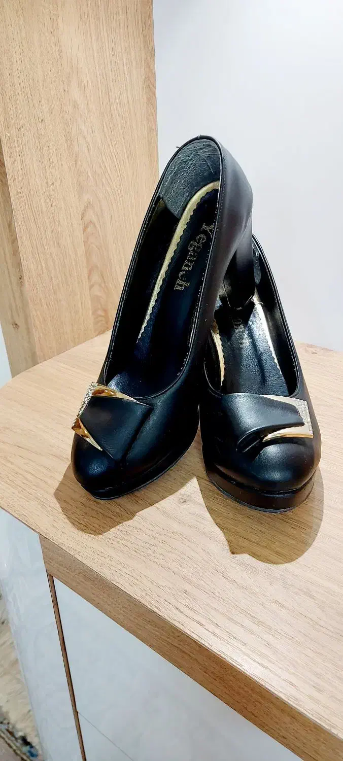 کفش|کیف، کفش، کمربند|اصفهان, سرچشمه|دیوار