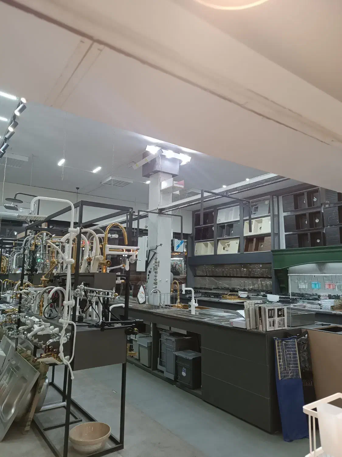 همکار فروشگاه تجهیزات اشپزخانه-جوان|استخدام خدمات فروشگاه و رستوران|بیرجند, |دیوار