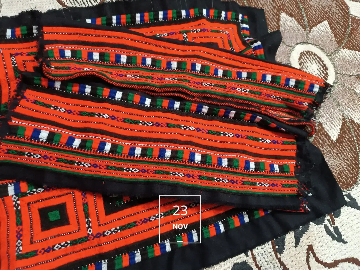 زی استین|لباس|مهرستان, |دیوار