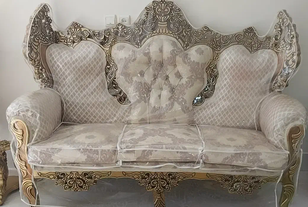 مبل سلطنتی همراه میز وعسلی وکاور۷ نفره|مبلمان خانگی و میز عسلی|نجف‌آباد, کشاورز|دیوار