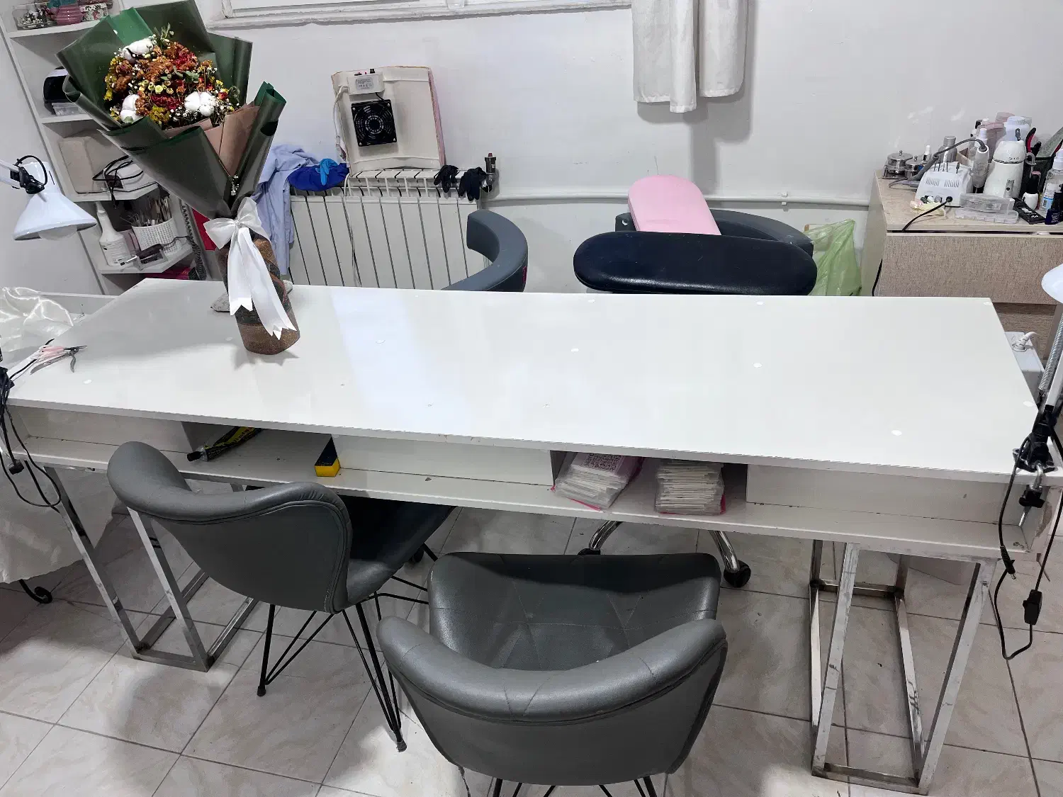 میز ناخنکار|آرایشگاه و سالن‌های زیبایی|سنندج, |دیوار