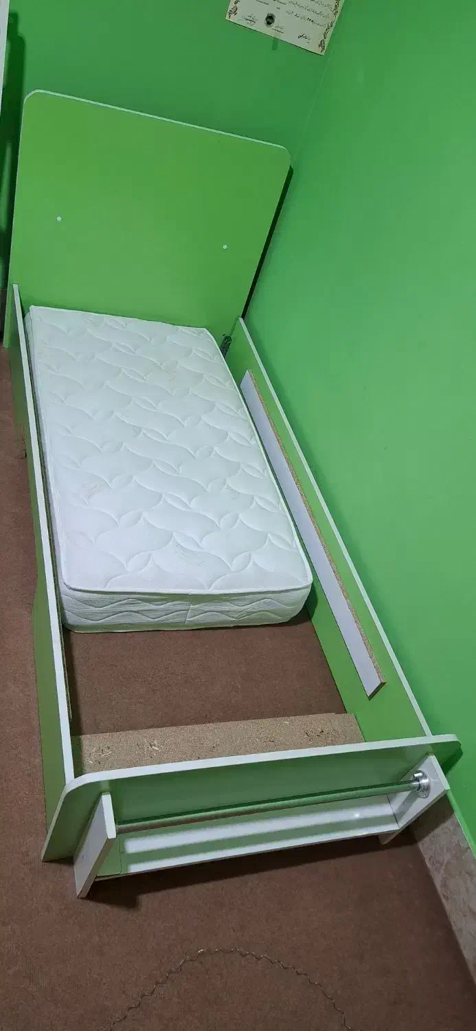 تخت نوجوان با تشک کودک ی گهواره نوزادی هم داره|تخت و سرویس خواب|قم, باسکول|دیوار