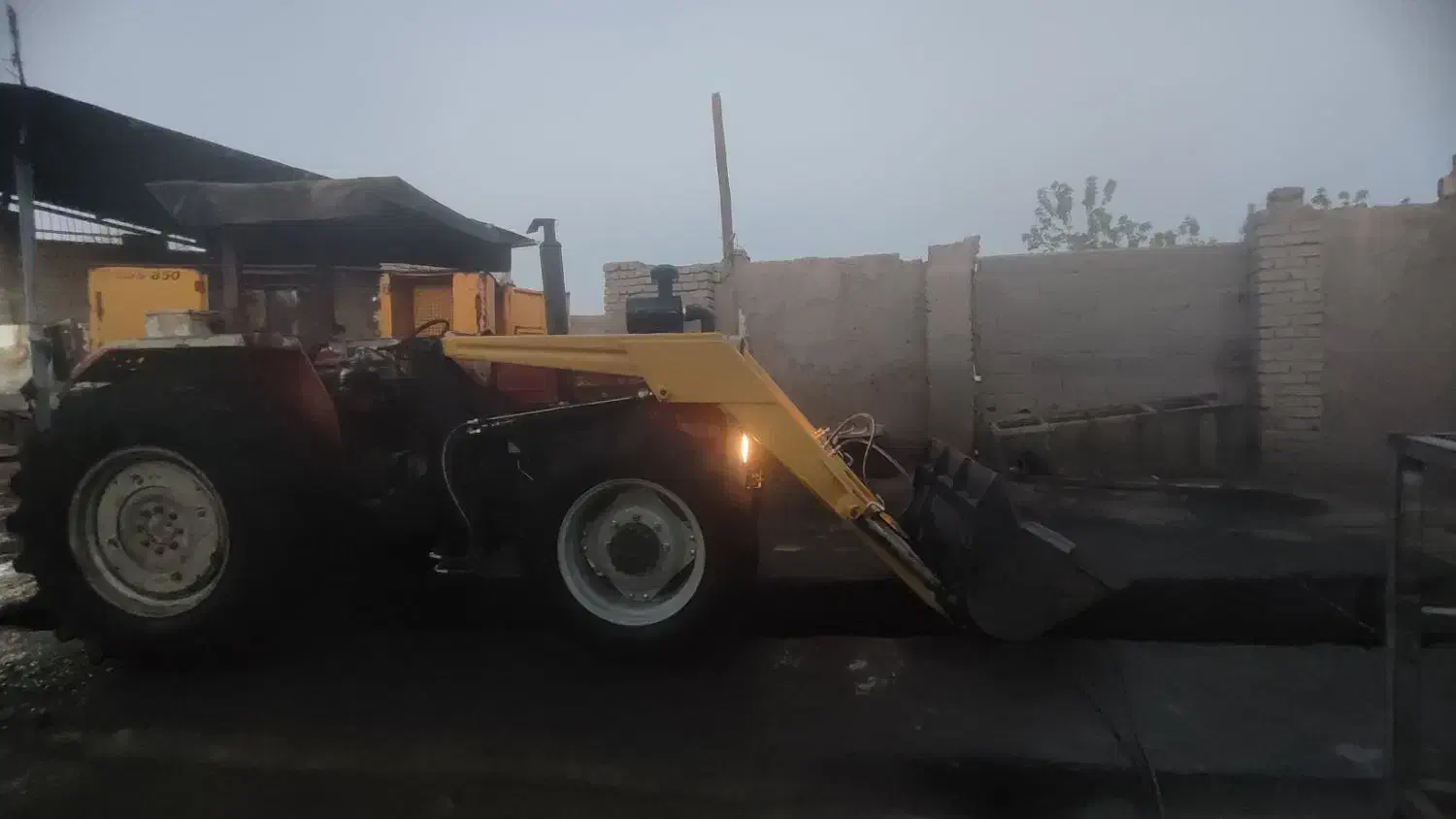 تراکتور|خودرو سنگین|ابریشم, |دیوار