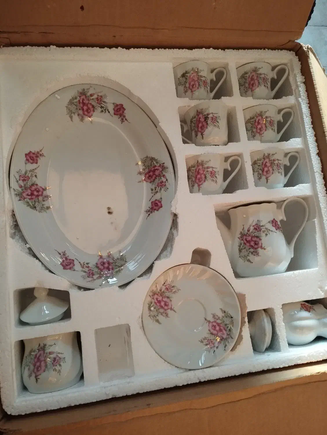 ظرف چینی ۶ نفره کامل با کارتن گل سرخ|ظروف سرو و پذیرایی|رباط‌کریم, الارد|دیوار