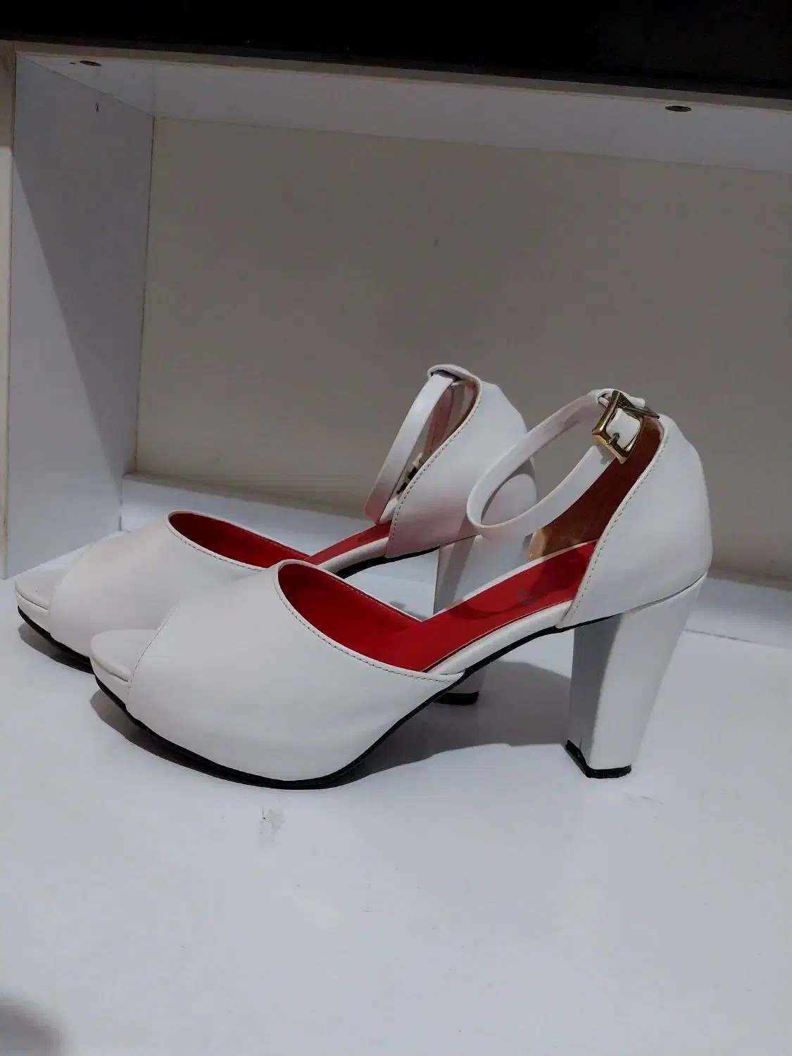 کفش مجلسی|کیف، کفش، کمربند|فومن, |دیوار