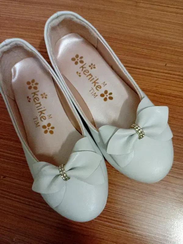 کفش دخترانه ۶۰۰ تومان|کفش و لباس بچه|ورامین, شهرک مدرس|دیوار