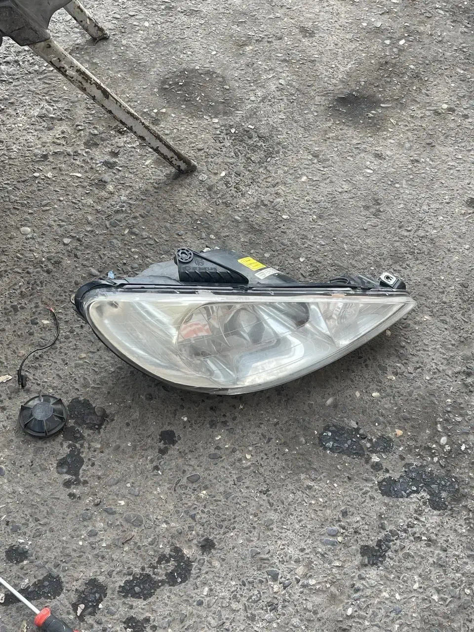 چراغ جلو ۲۰۶|قطعات یدکی و لوازم جانبی|رشت, باهنر|دیوار