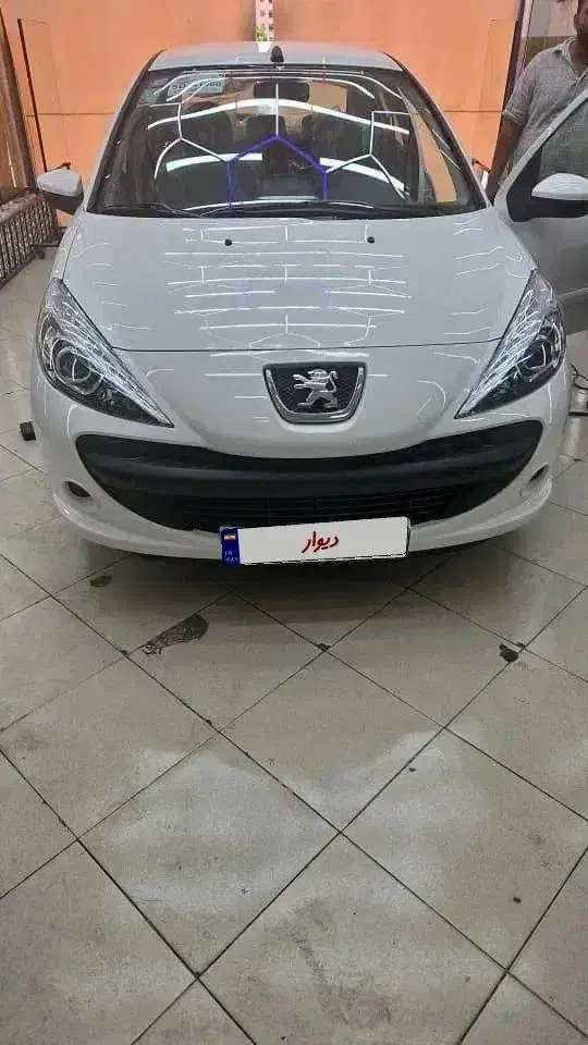 پژو ۲۰۷ سفید اتوماتیک سقف فلز مدل۱۴۰۴|خودرو سواری و وانت|شیراز, دینکان|دیوار