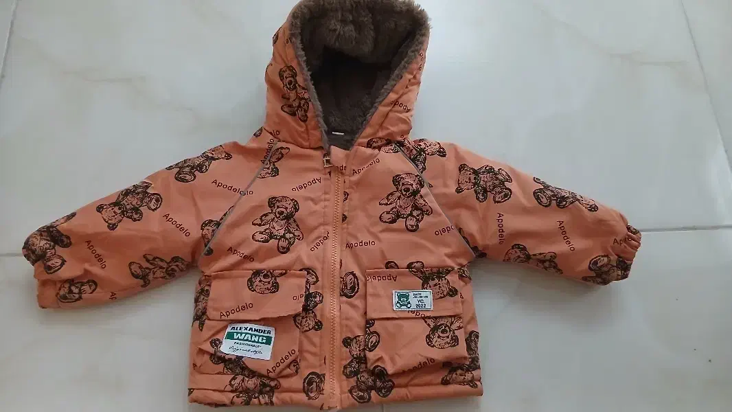 تعدادی کاپشن و لباس بچگانه|کفش و لباس بچه|اندیشه, اندیشه فاز ۱|دیوار