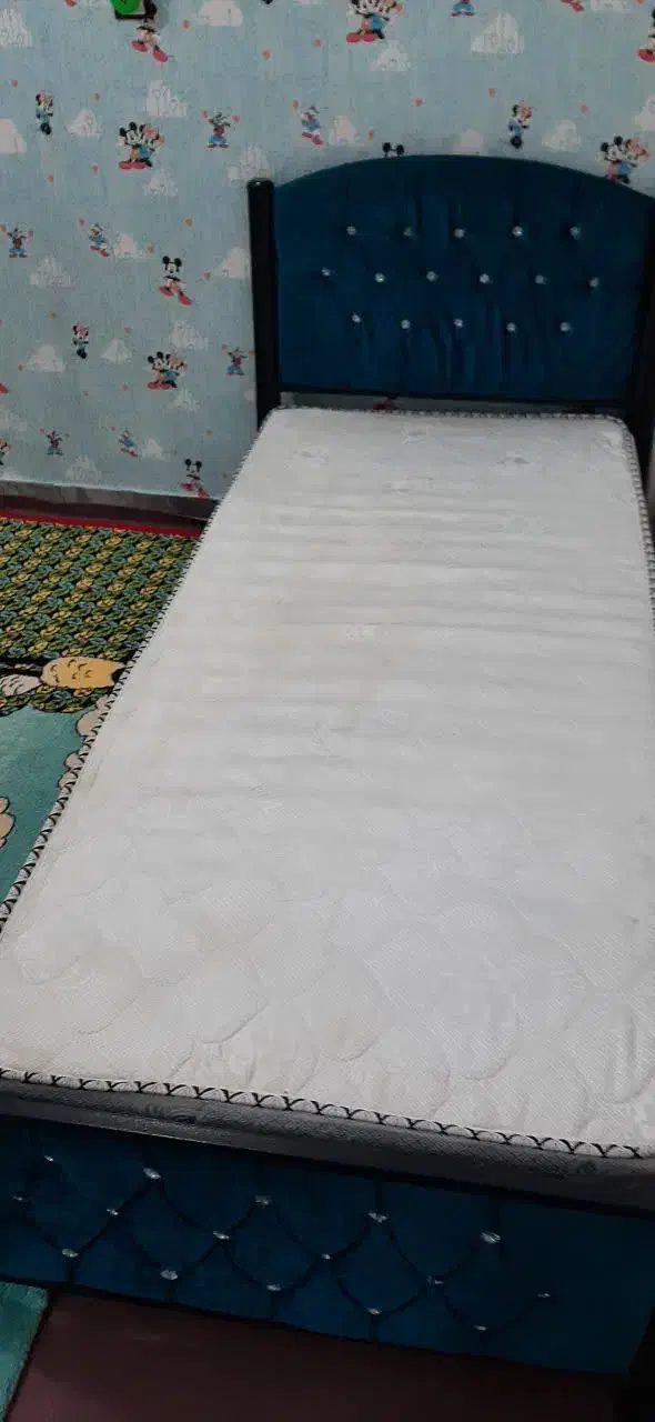 تخت نوجوان آهنی همراه تشک، تمیز و کمکارکرد|تخت و سرویس خواب|دزفول, |دیوار