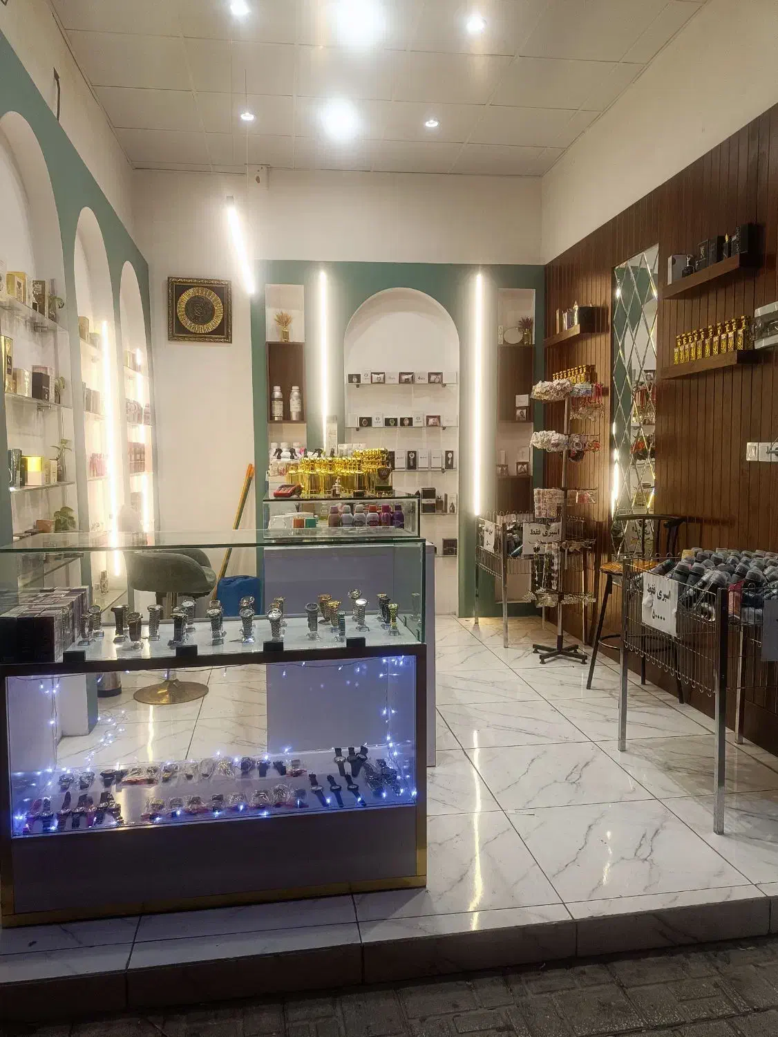 ویترین عطر فروشی|بوفه، ویترین، کنسول|شیراز, زند|دیوار