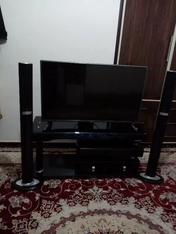 تلویزیون ال جی اصل سایز 42 با میز و دو عدد بلندگو|تلویزیون و پروژکتور|شهرکرد, |دیوار