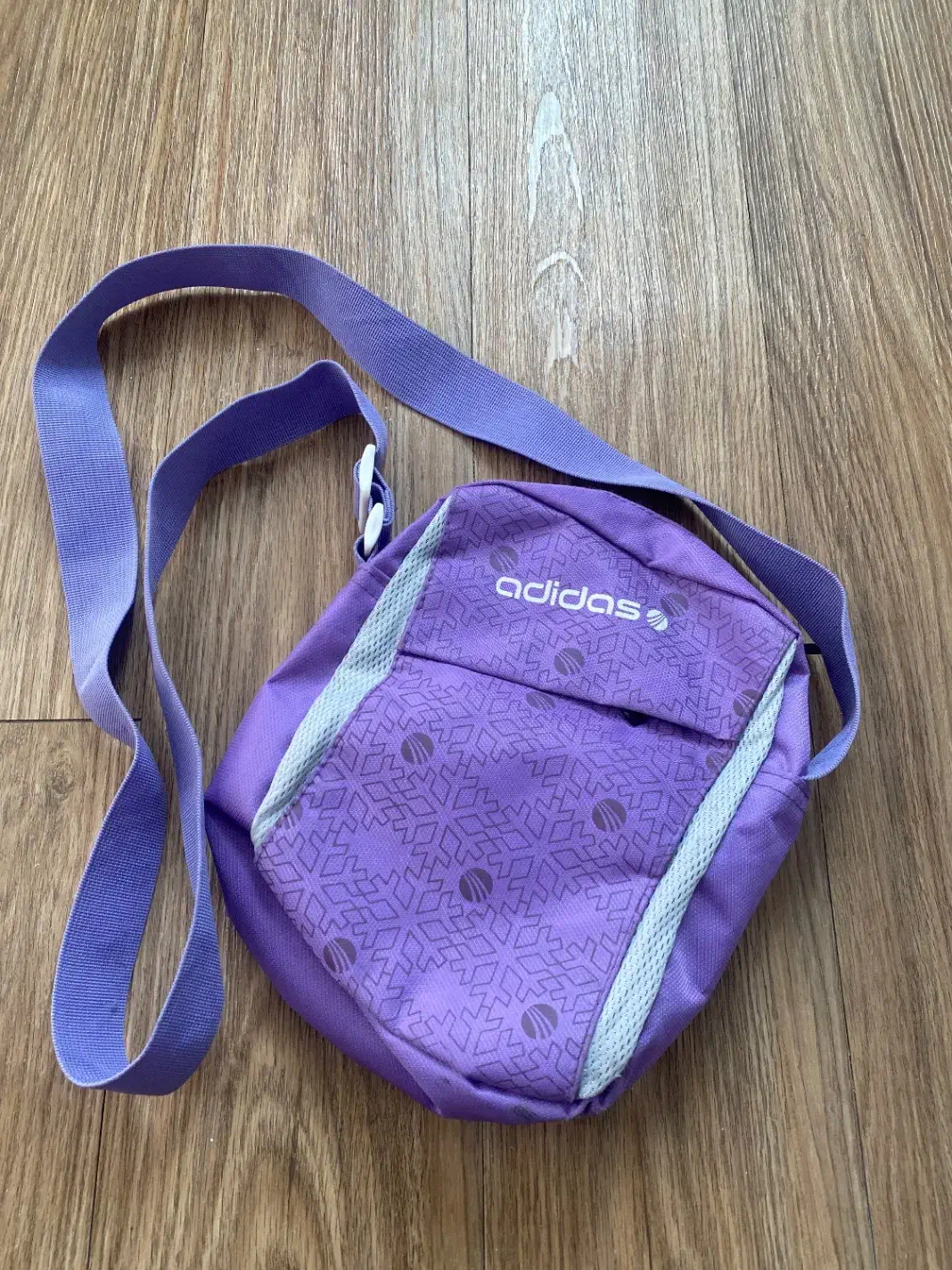 کیف و کلاه آفتابی|کیف، کفش، کمربند|هشتگرد, فاز ۱ مهستان|دیوار