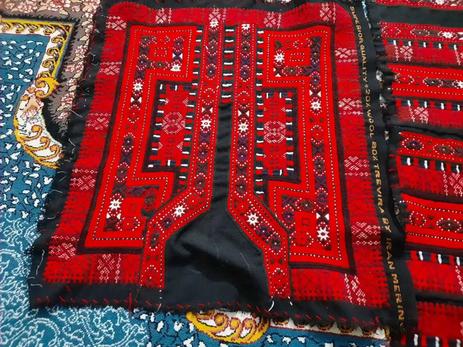 زی استین خوش رنگ روی پارچه صفر دوخته شده|لباس|زاهدان, |دیوار