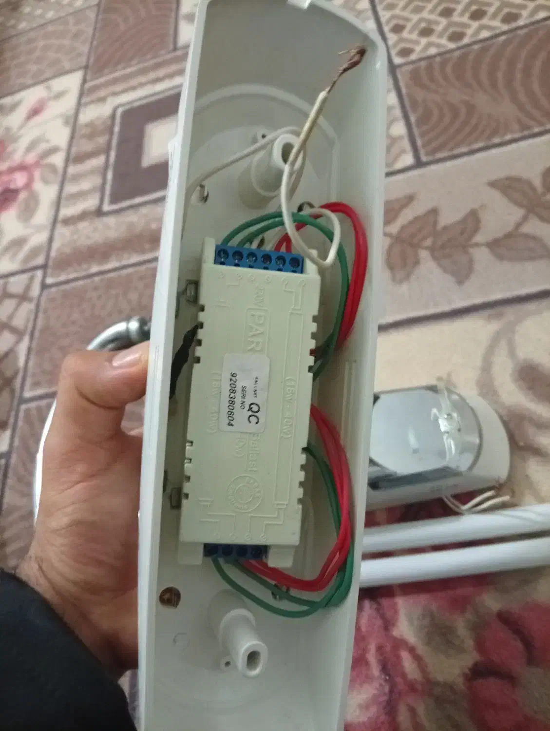 دو عدد مهتابی و لامپ و علم شیر آب|لامپ و چراغ|قنوات, |دیوار