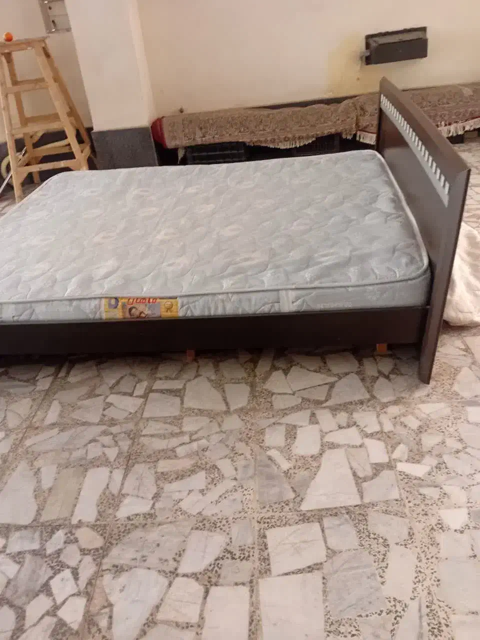 تخت خواب دو نفره به همراه کمد ایستاده|تخت و سرویس خواب|ساری, |دیوار