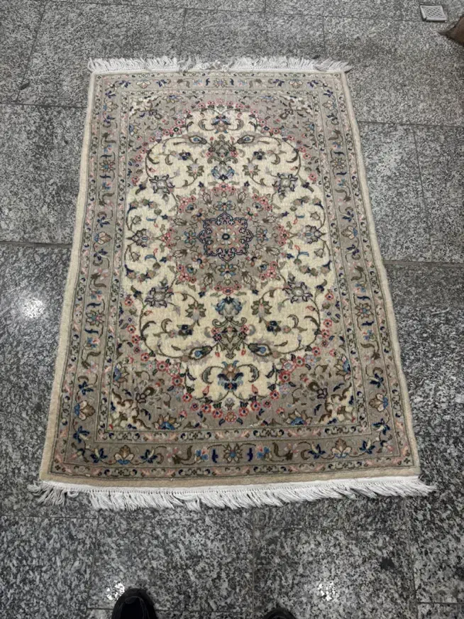 ذرع و نیم اردکان|فرش|تهران, ارامنه|دیوار