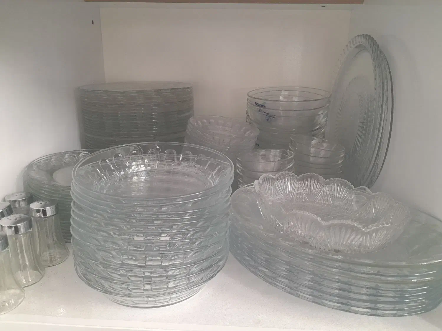 تعدادی ظرف|ظروف سرو و پذیرایی|ازنا, |دیوار