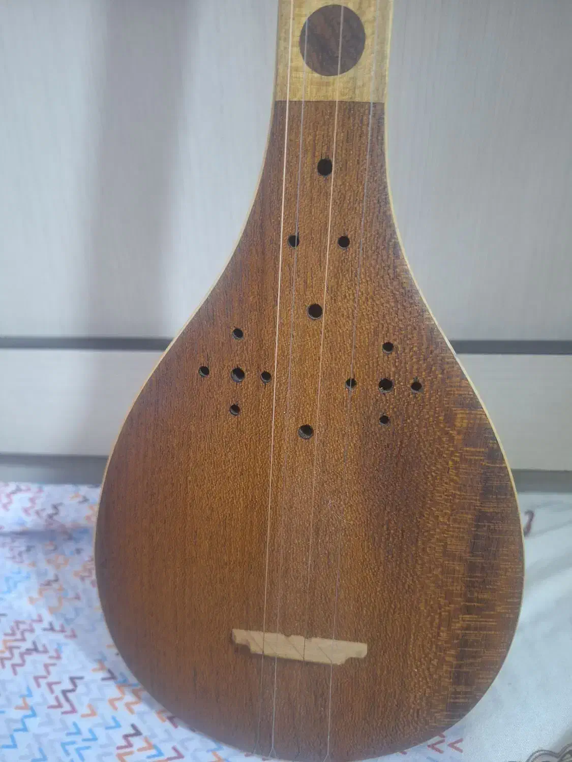 سه تار|سازهای سنتی|کرج, بنیاد|دیوار